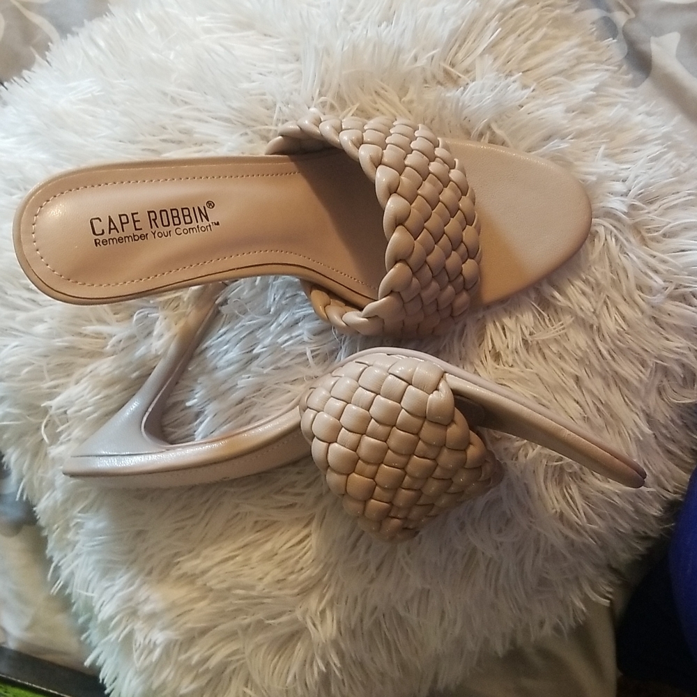 Nude high heels NWT 8.5